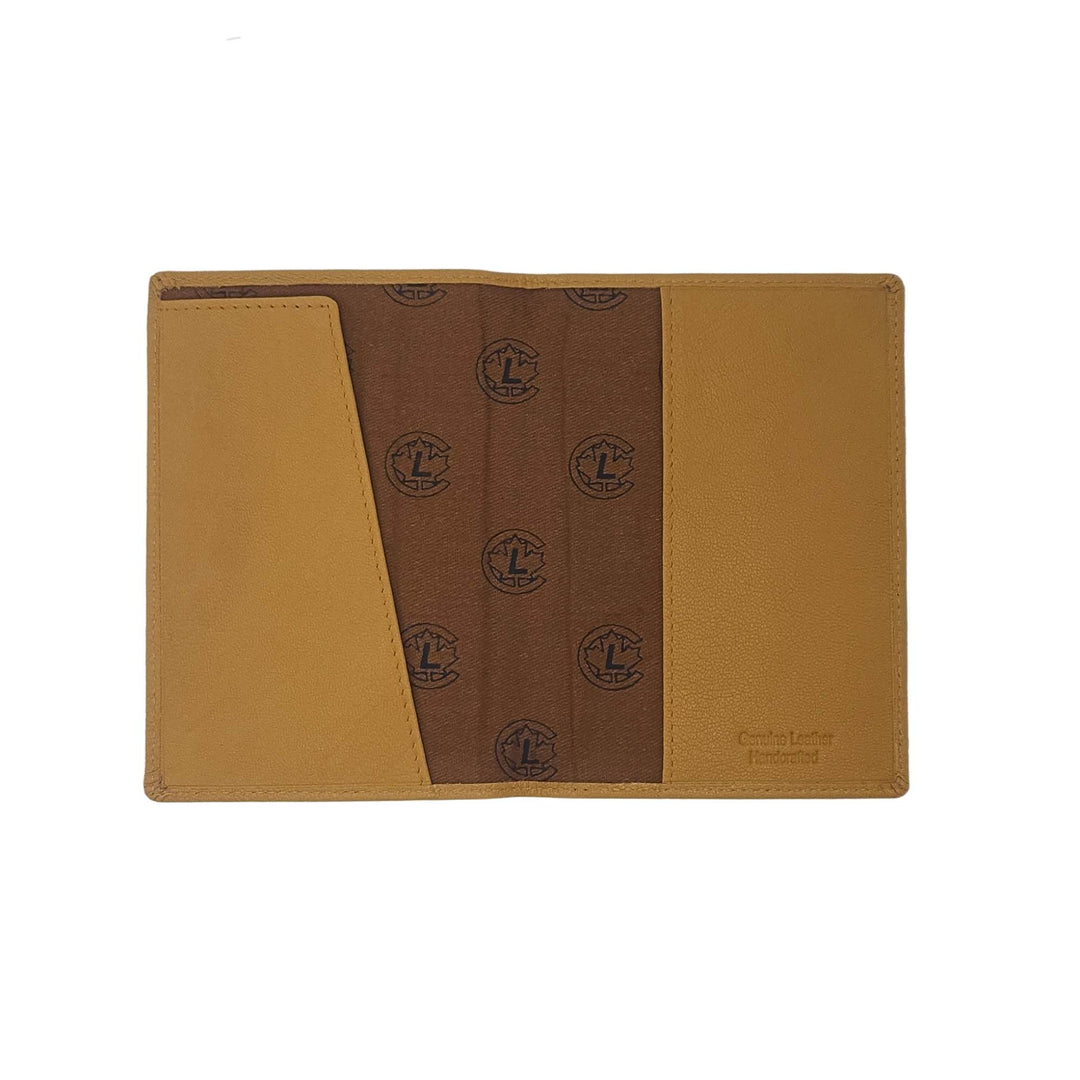 Porte-passeport en cuir avec motif de feuiles d'érable par Canadian Leather ouvert