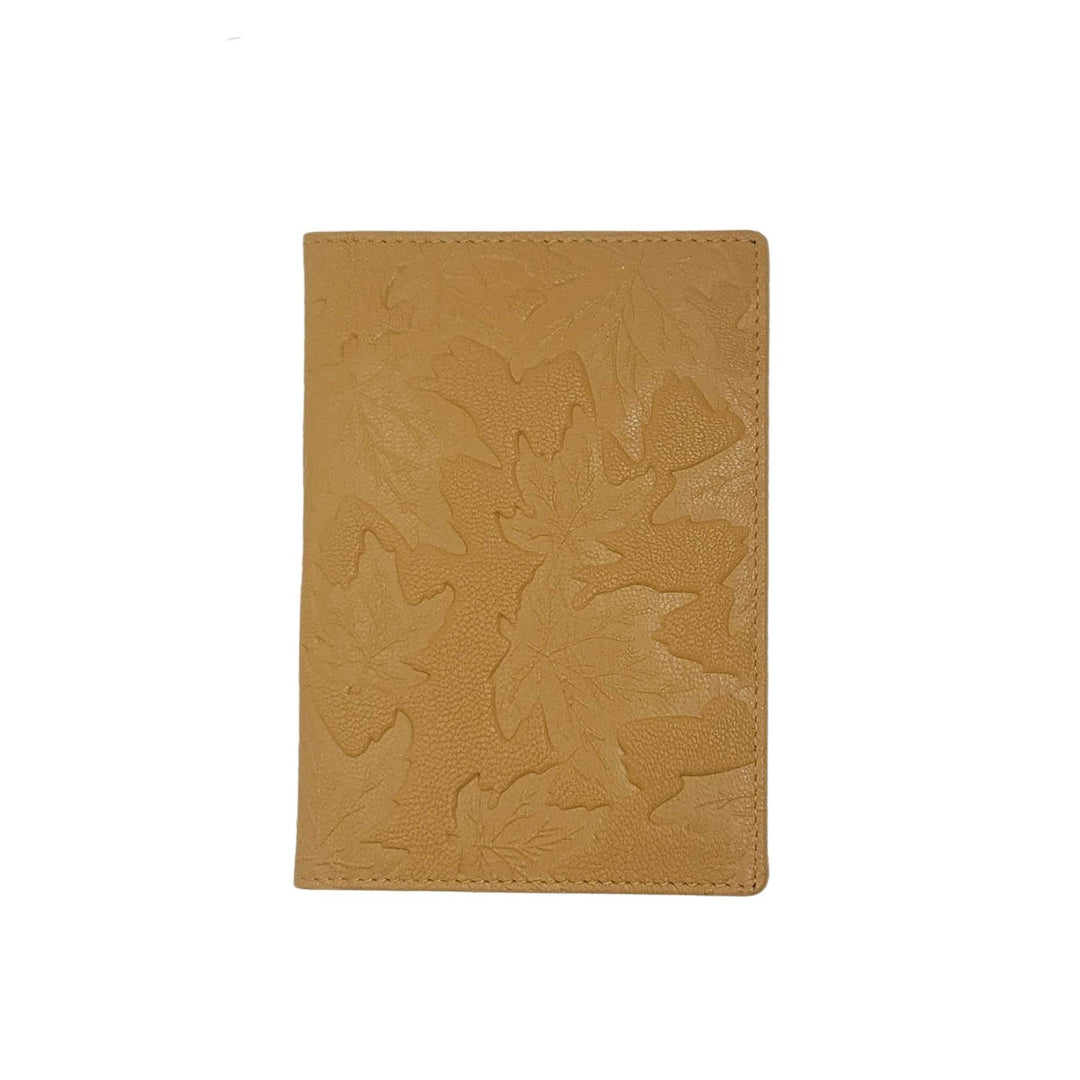 Porte-passeport en cuir avec motif de feuiles d'érable par Canadian Leather