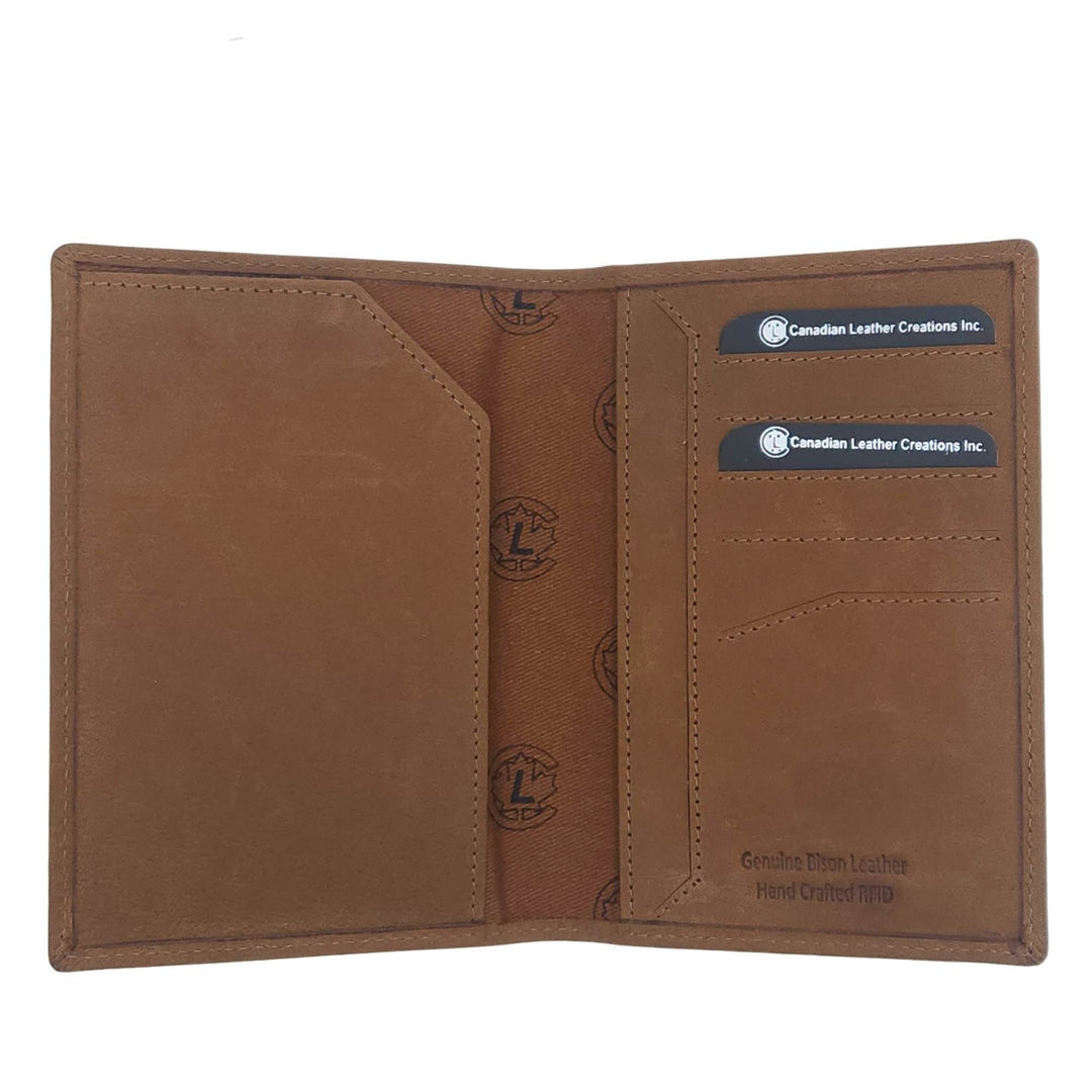 Porte-passeport brun en cuir de buffle par Canadian Leather ouvert