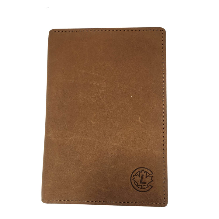 Porte-passeport brun en cuir de buffle par Canadian Leather vu de devant