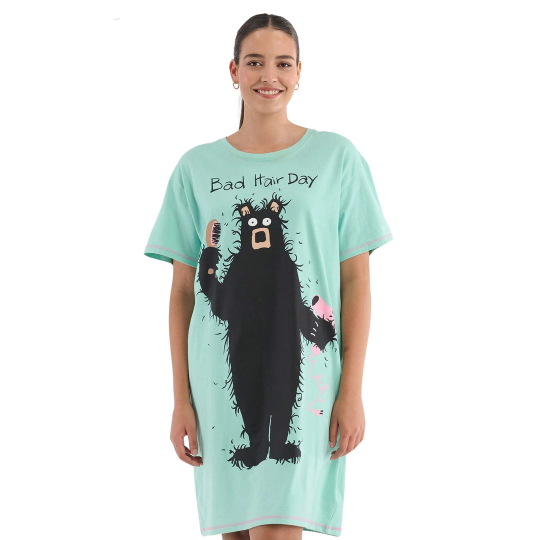 Femme portant une robe de nuit Bad hair day par La petite maison bleue