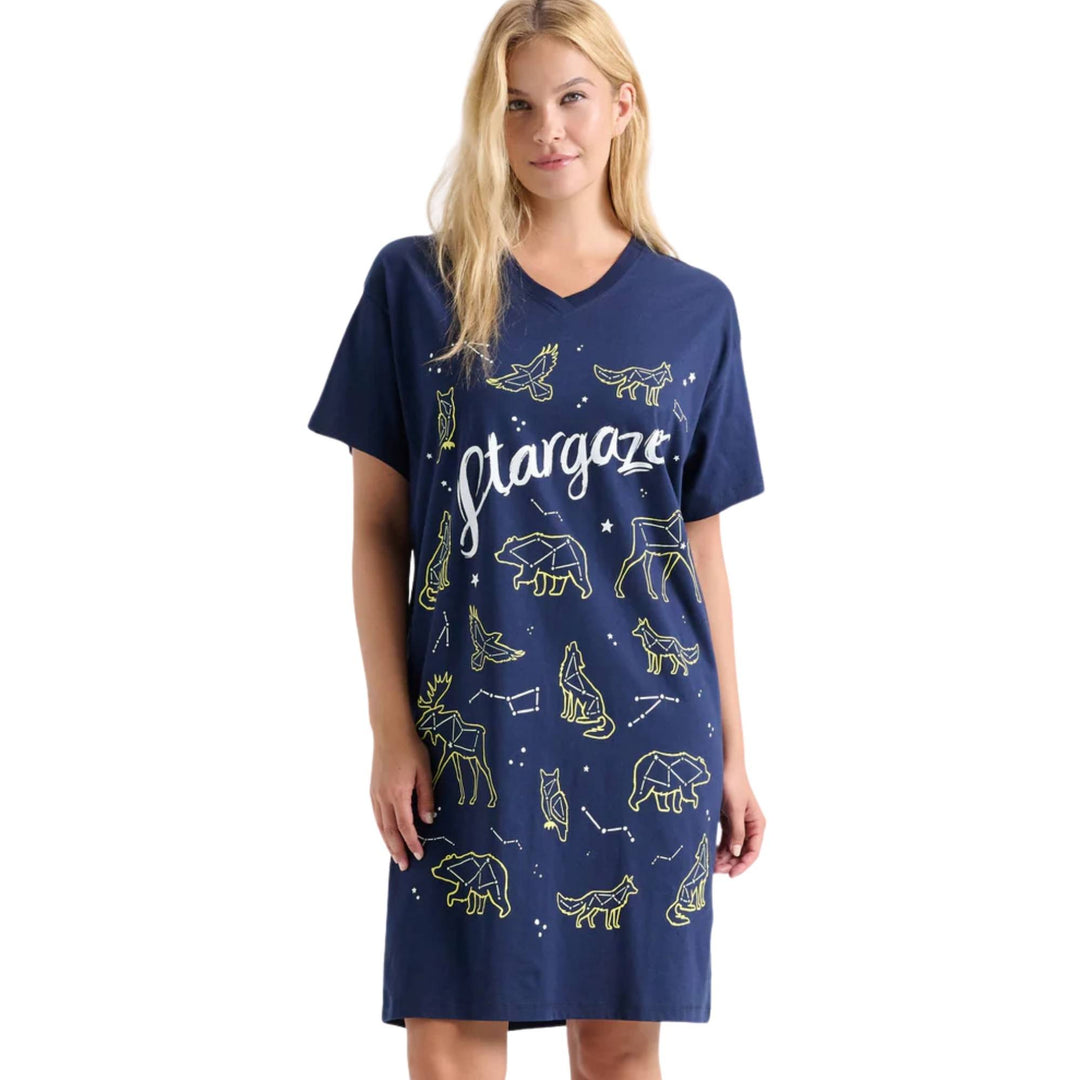 Femme portant une Robe de nuit bleu marine avec des constellations par La petite maison bleue