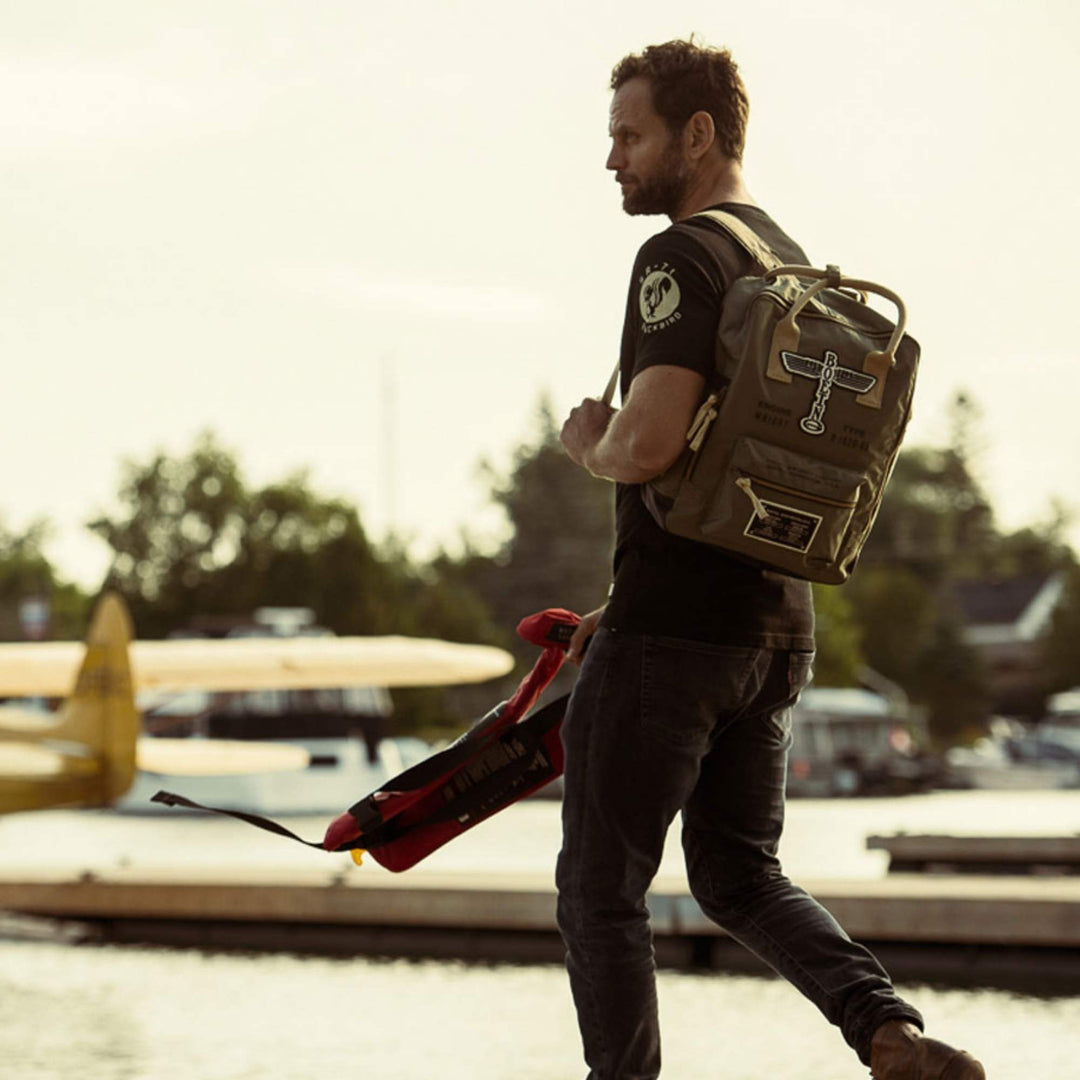 Homme portant un Sac à dos Boeing vert avec logo vintage par Red Canoe