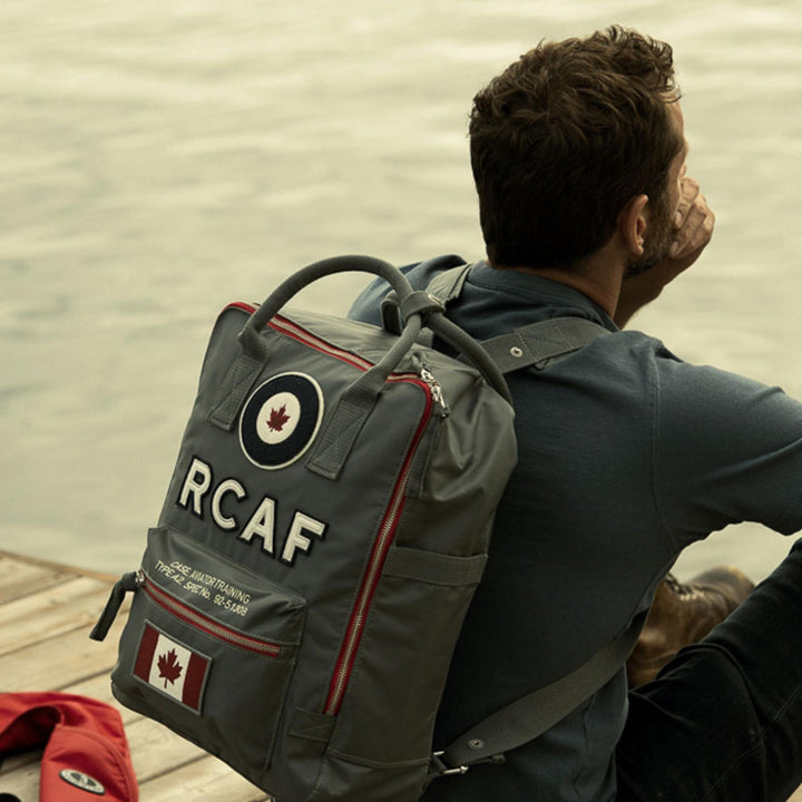 Homme portant un Sac à dos RCAF gris par Red Canoe vu de derrière