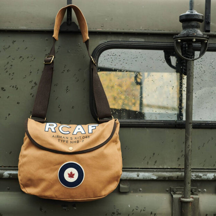Sac messager RCAF tan avec logos par Red Canoe suspendu vu de devant