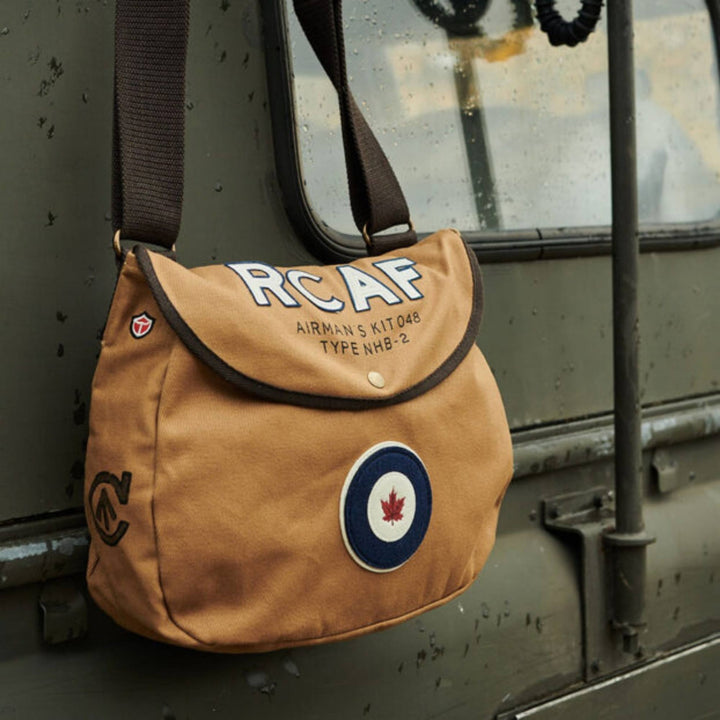 Sac messager RCAF tan avec logos par Red Canoe suspendu à un camion