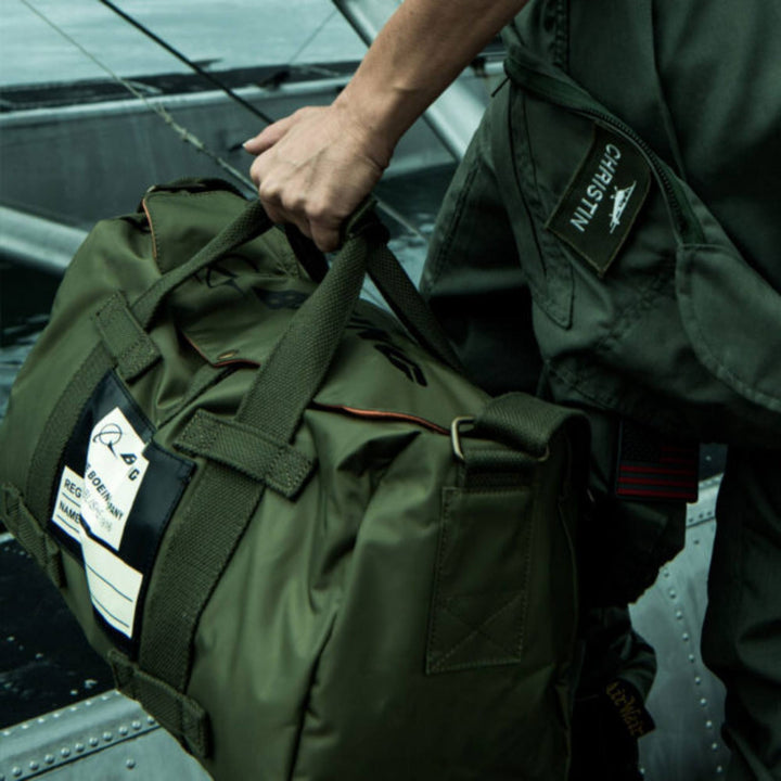 Homme portant un sac Stowbag Boeing Kaki dans sa main