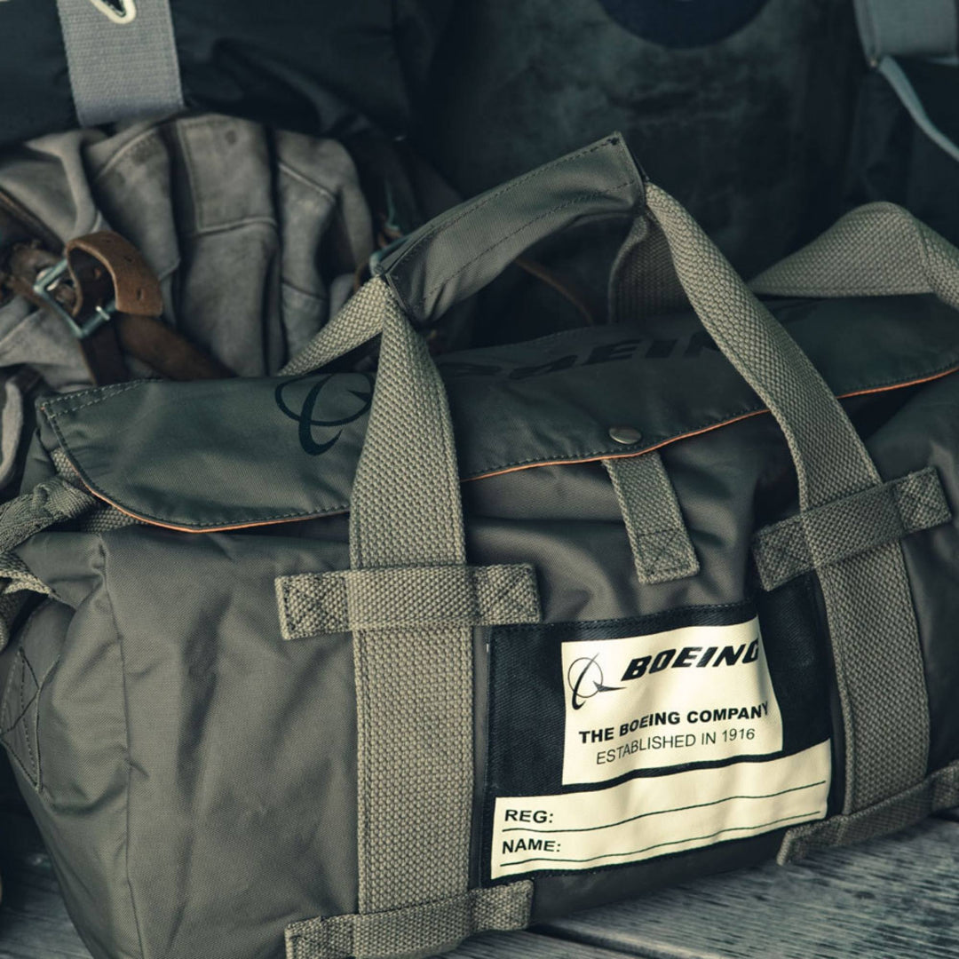 Sac stow bag boeing kaki par Red Canoe déposé sur le sol