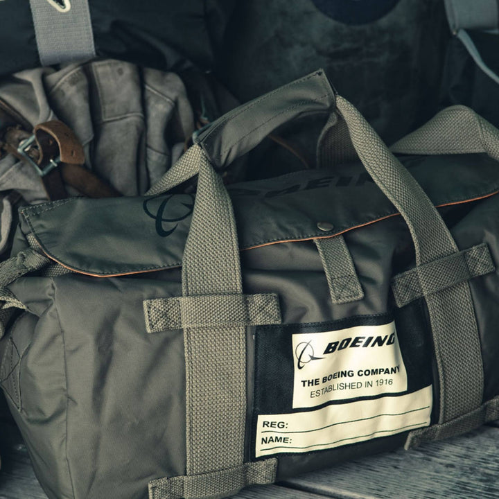 Sac stow bag boeing kaki par Red Canoe déposé sur le sol