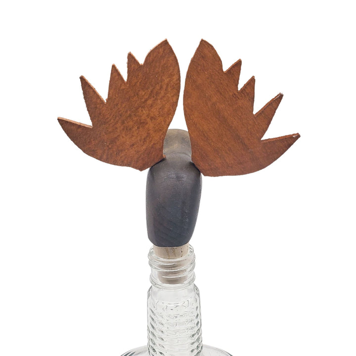 Bouchon pour bouteille de vin en forme d'orignal en bois par Sculptures Tremblau vu de derrière