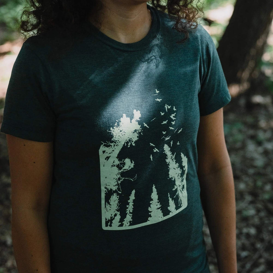 Femme portant un t-shirt vert avec une forêt et un ciel par KM54