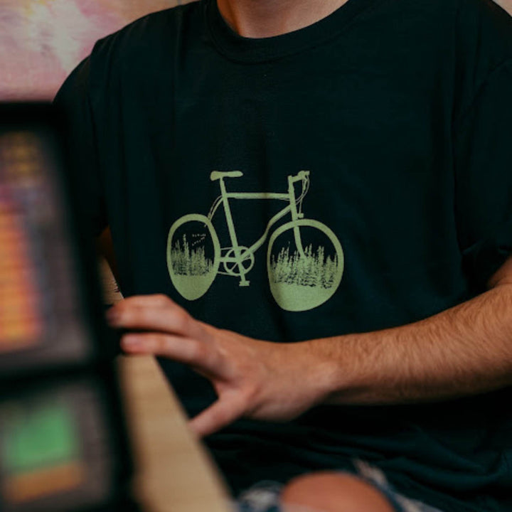 Homme portant un t-shirt charcoal avec un vélo et une forêt par KM54