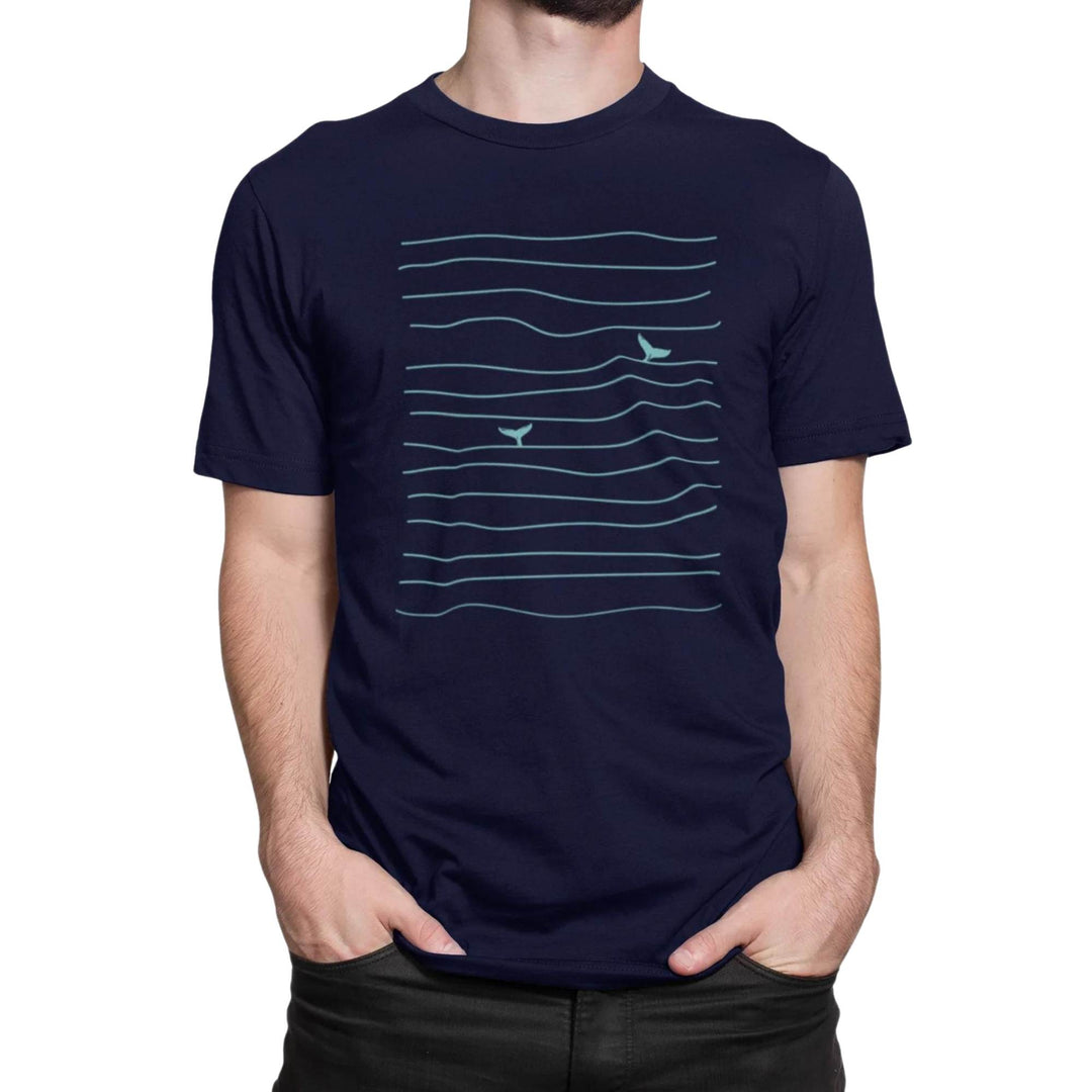 T-shirt bleu marine avec des lignes et baleines turquoises par KM54