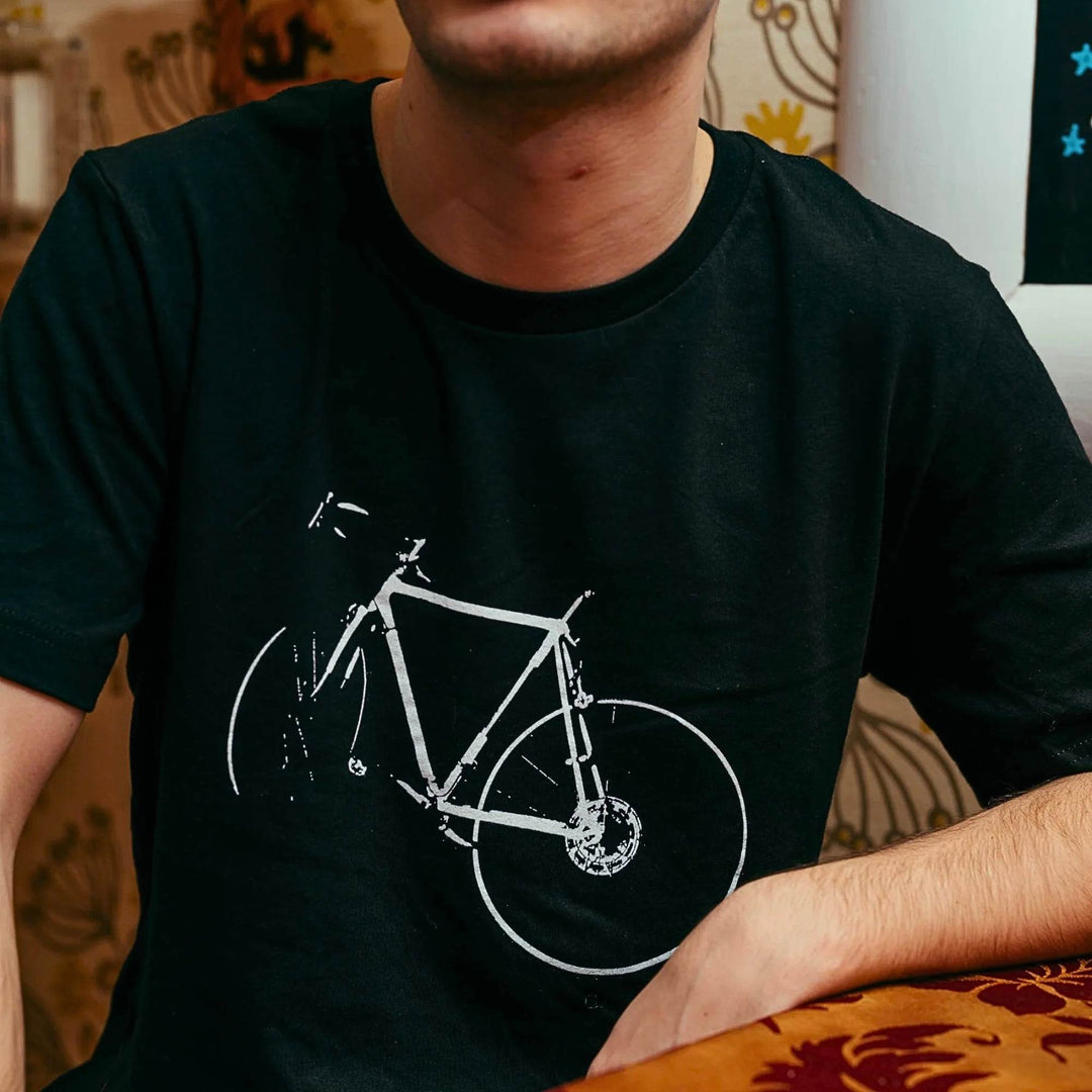 Homme portant un t-shirt noir avec un motif de vélo par Baltrakon