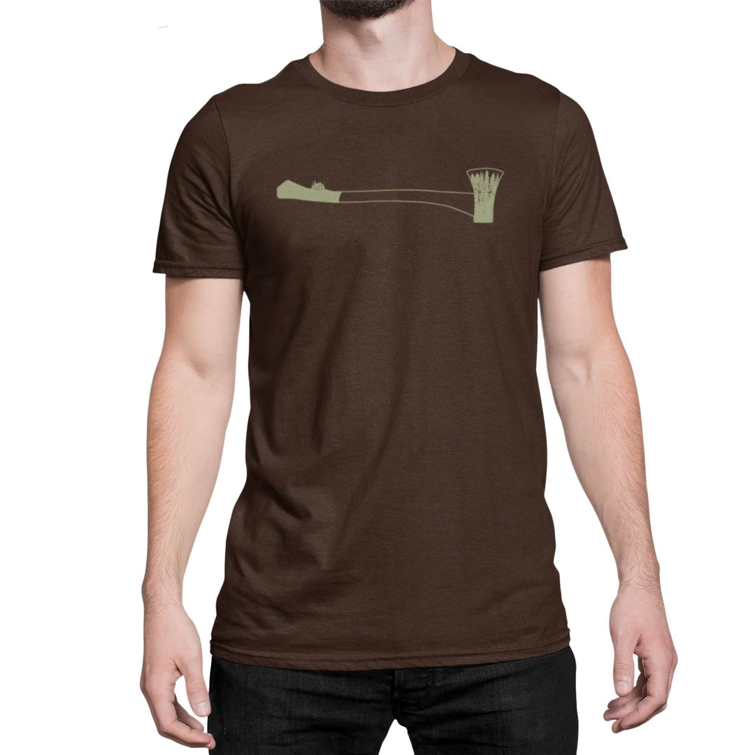 Homme portant un t-shirt brun avec un motif de hache avec une forêt par KM54