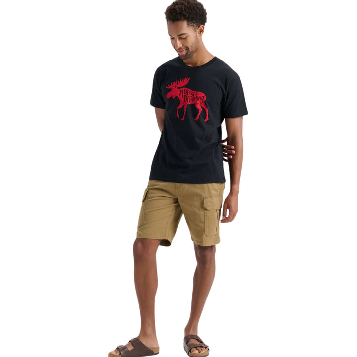 Homme portant un T-shirt avec un orignal I moose be dreaming et des shorts