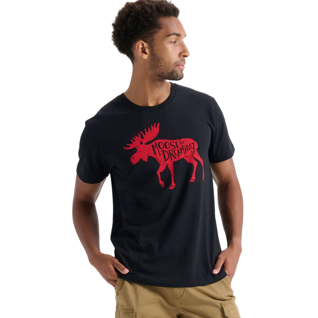 Homme portant un T-shirt noir avec un orignal I moose be dreaming par La petite Maison bleue