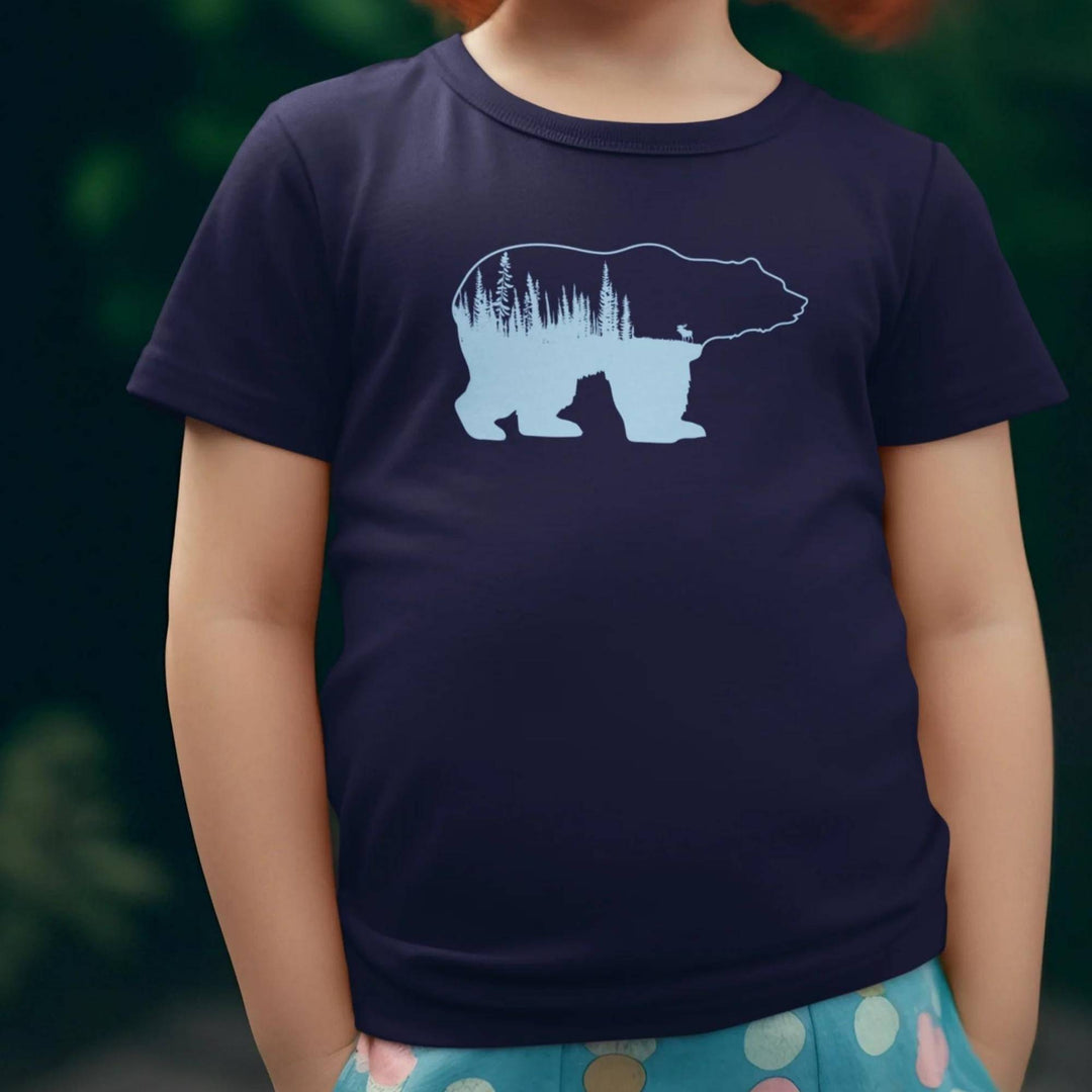 Enfant portant un t-shirt bleu marine Ours Forêt par KM54