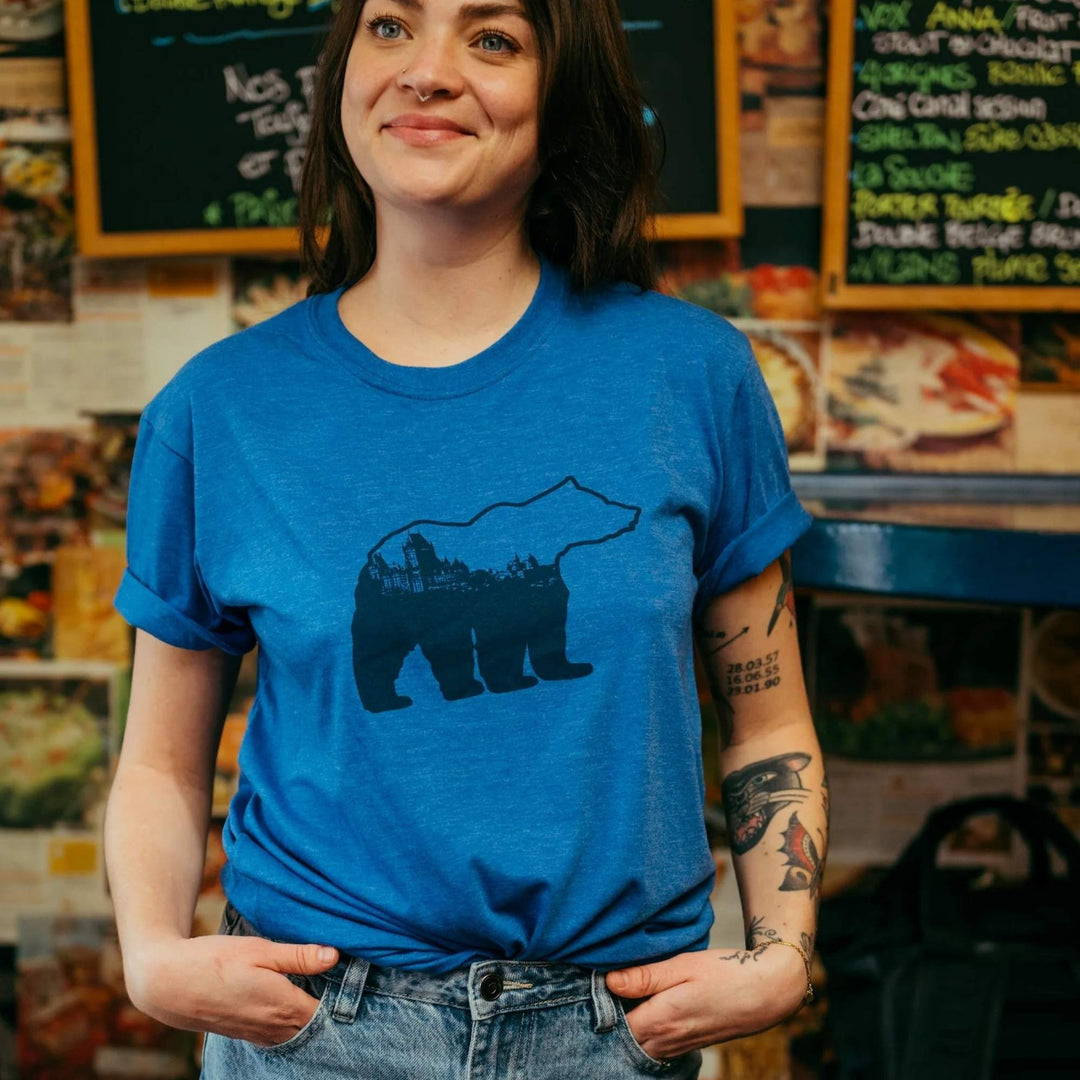 Femme portant un t-shirt bleu avec un ours et une ville comme motif par KM54