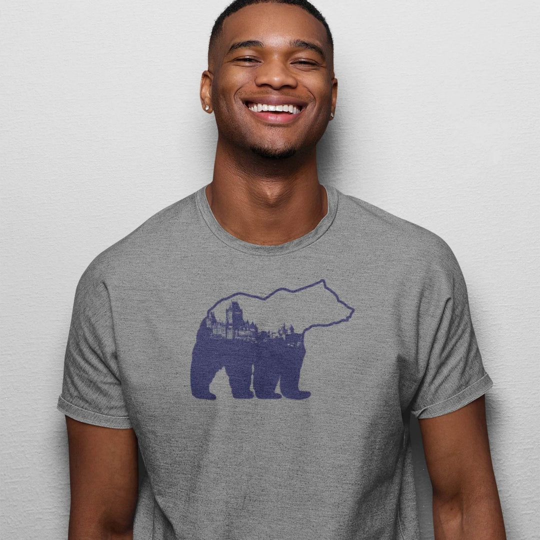 Homme portant un t-shirt gris avec un ours bleu comme motif par KM54