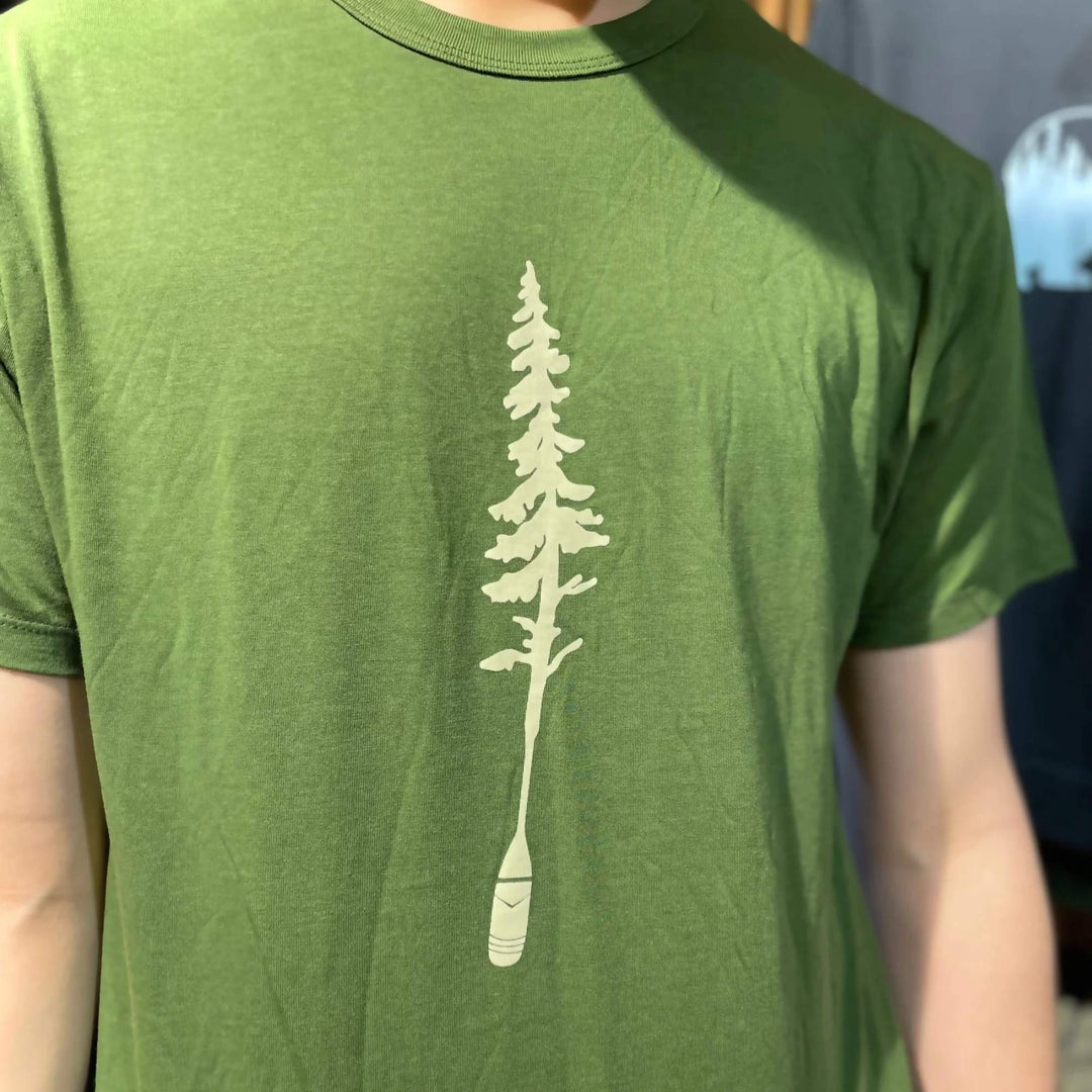T-shirt vert avec un arbre avec une base en forme de pagaie par KM54 