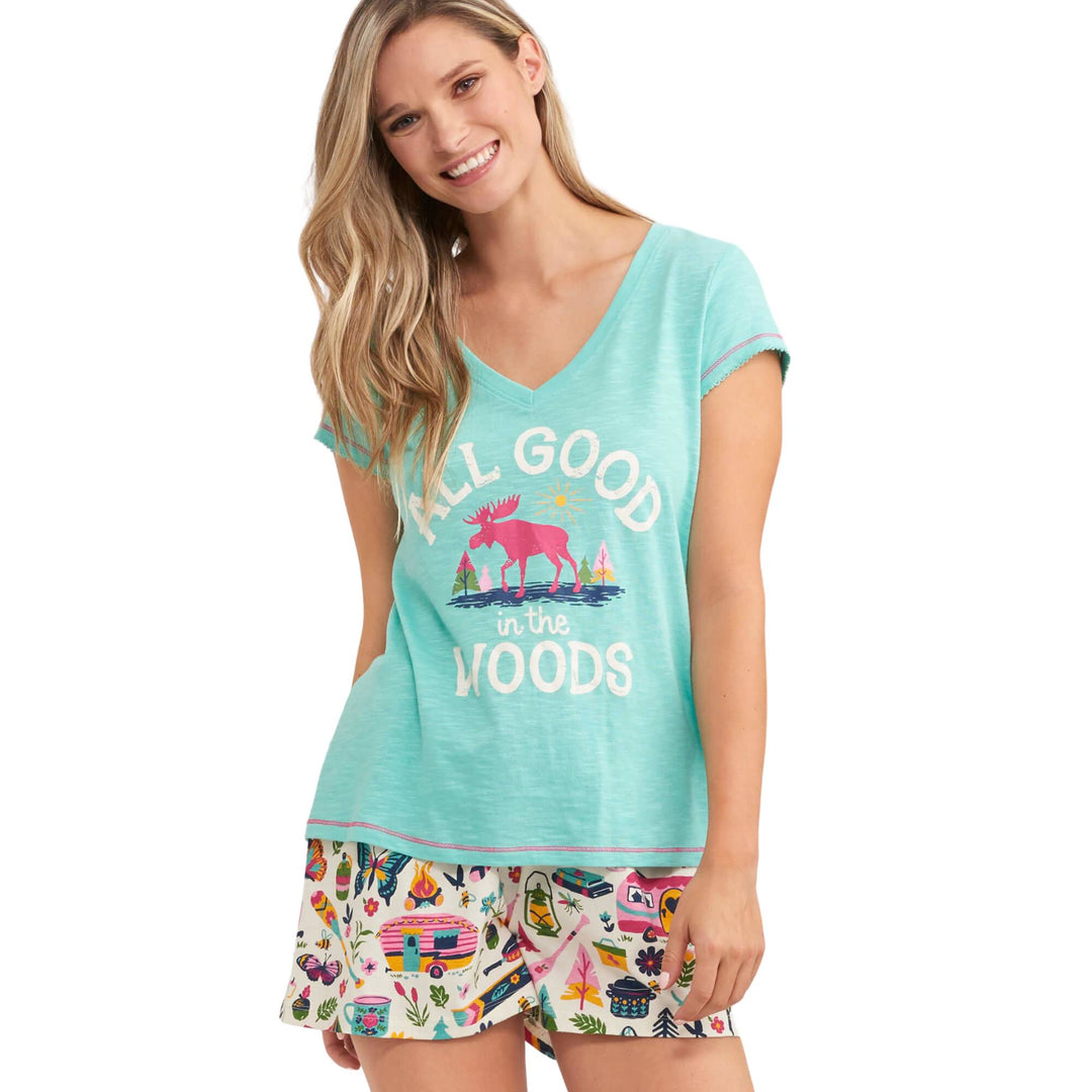 Femme portant un T-shirt de pyjama pour femme turquoise Glamping vue de devant