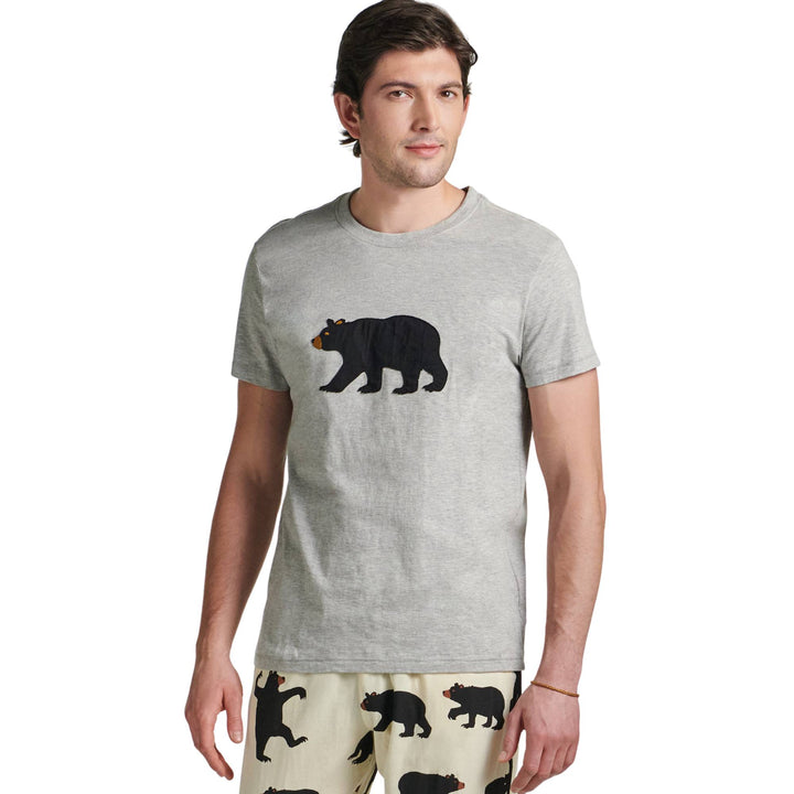 Homme portant un T-shirt gris avec ours noir par La petite maison bleue vu de devant