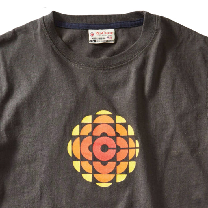 Détails du T-shirt CBC Radio canada charbon pour homme par Red Canoe