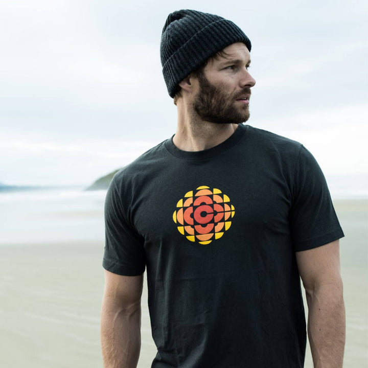 Homme portant un T-shirt CBC Radio canada charbon par Red Canoe