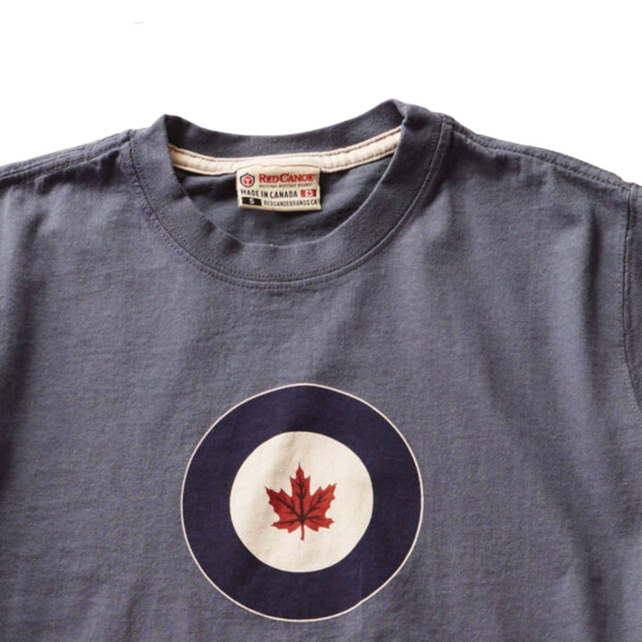 Détails du logo du T-shirt RCAF bleu pour homme par Red Canoe