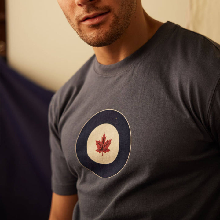 Vue rapprochée d'un Homme portant un T-shirt RCAF bleu par Red Canoe
