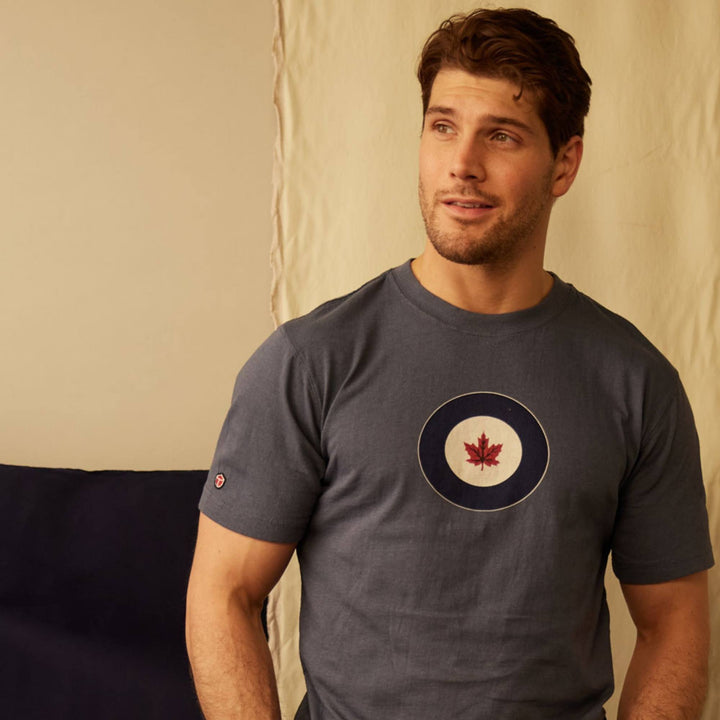 Homme portant un T-shirt RCAF bleu par Red Canoe regardant au loin