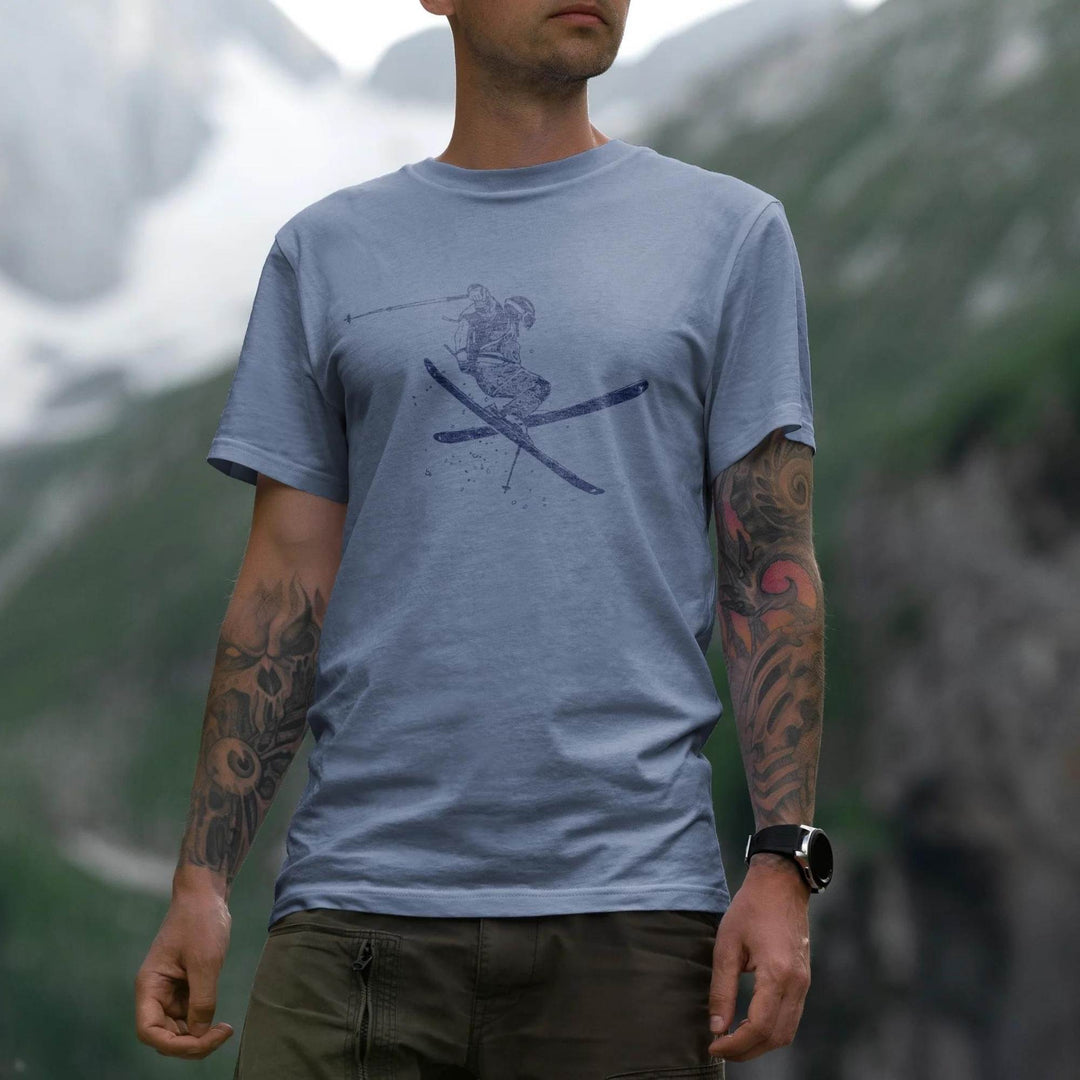Homme portant un t-shirt bleu avec un skieur comme motif par KM54<