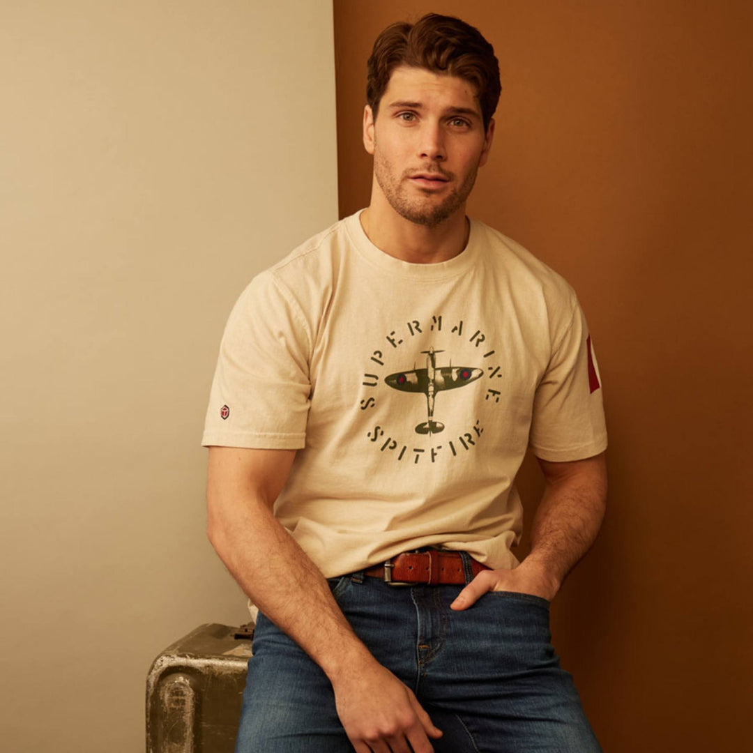 Homme portant un T-shirt super marine spitfire blanc par Red Canoe et un jeans bleu