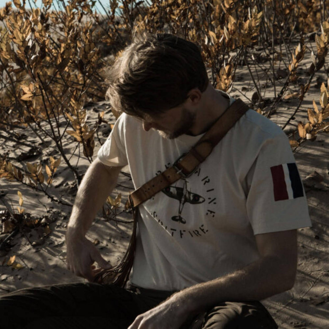 Homme portant un T-shirt super marine spitfire blanc par Red Canoe