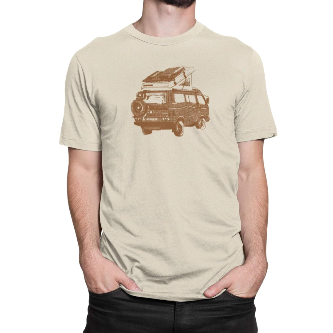 T-shirt beige avec un motif de van de voyage par KM54