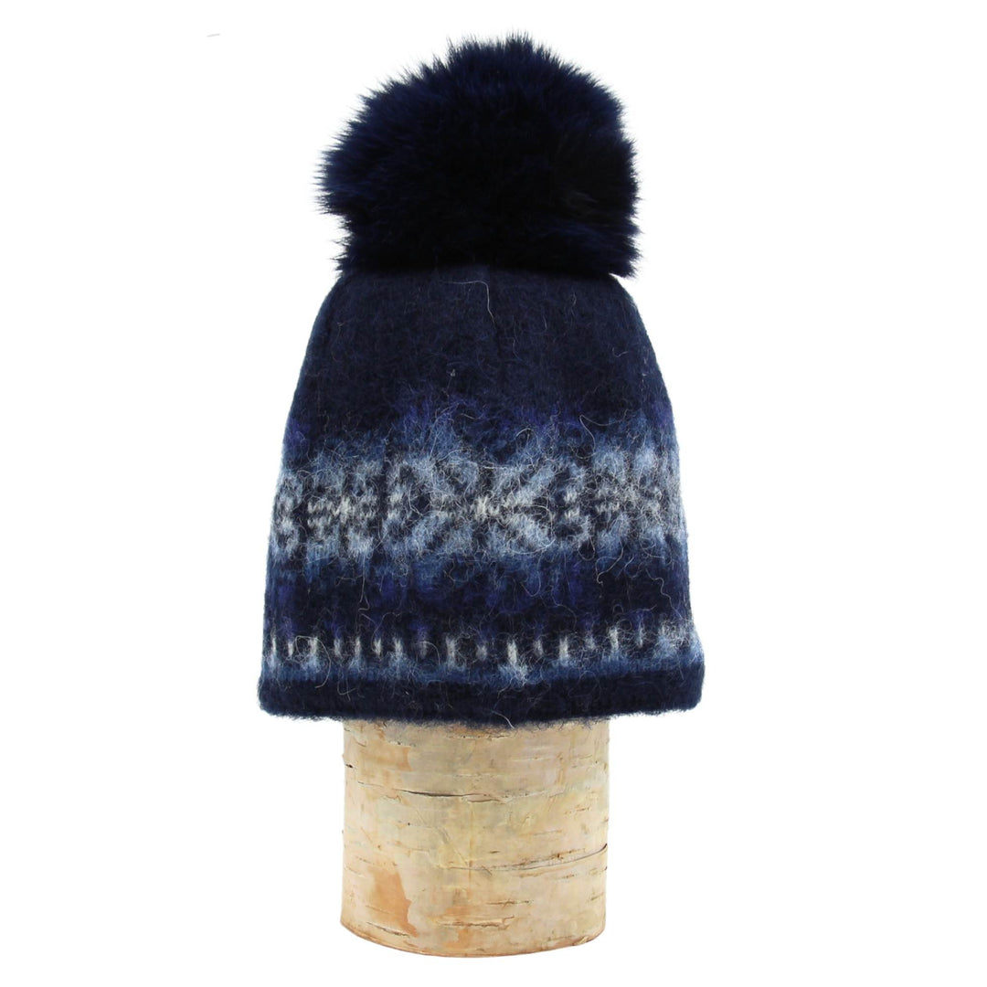 Tuque en laine islandaise marine et bleue pâle avec pompom bleu marine sur une buche