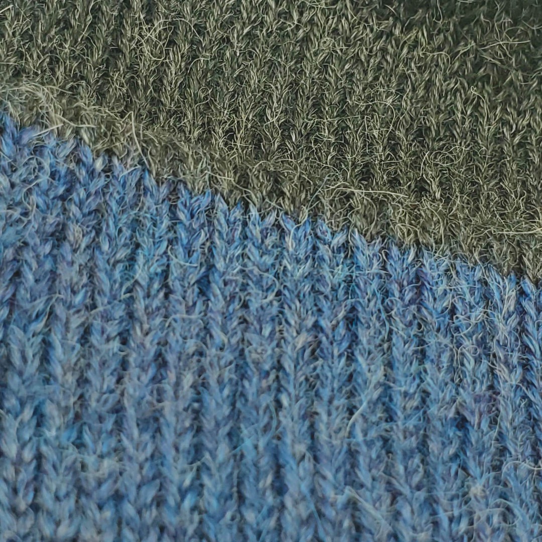 Détail de la Tuque Franco en laine de bébé alpaga bleue et noire par La Fibre et moi