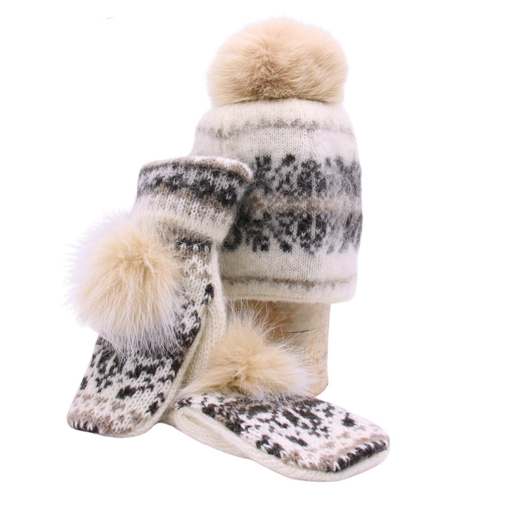 Tuque et mitaines en laine blanche et grise avec fourrure de renard sur une bûche par Fourrures Audet