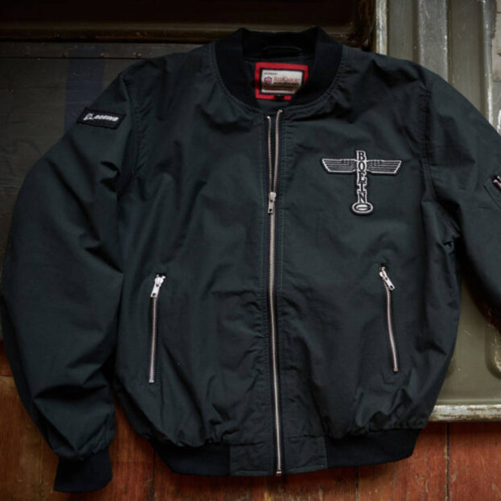 Veste de vol boeing totem charbon pour homme par Red Canoe déposée sur le sol