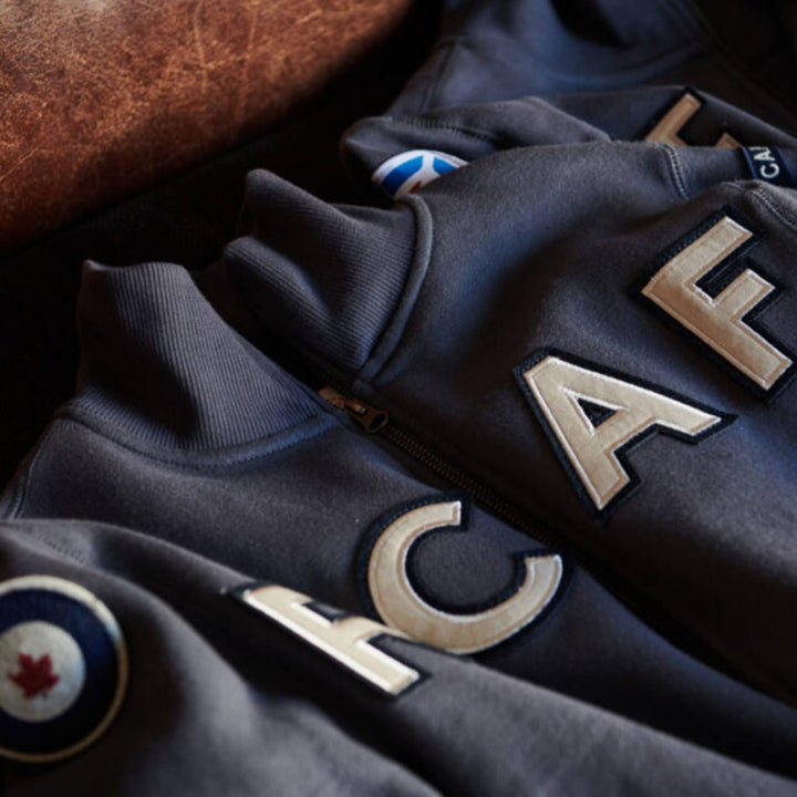 Veste à fermeture éclair RCAF bleue pour homme par Red Canoe vue de proche