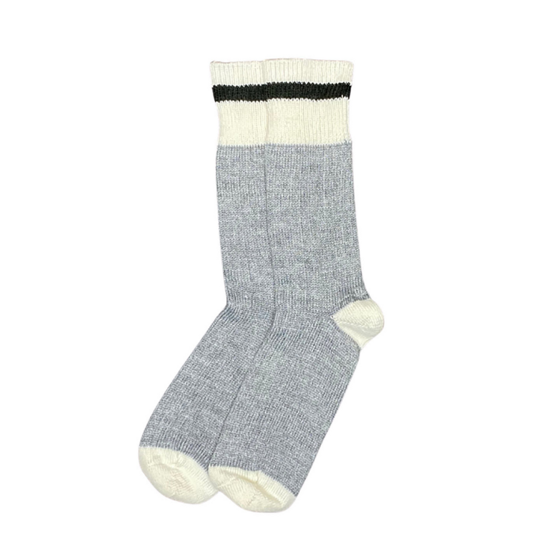 Paire de chaussettes en laine grises et blanches avec une ligne noire sur le bord
