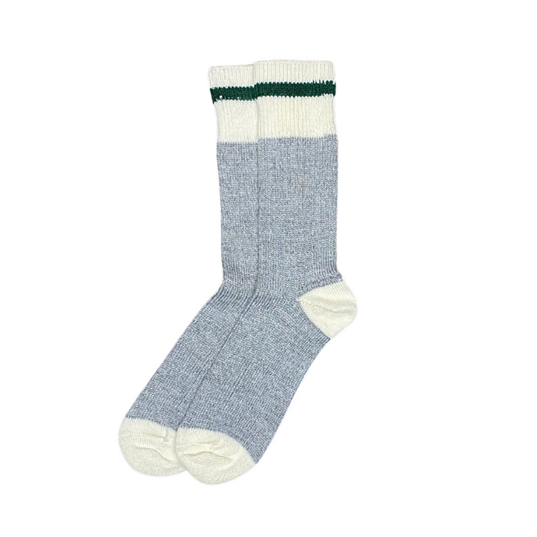 Paire de chaussettes en laine grises et blanches avec une ligne verte sur le bord