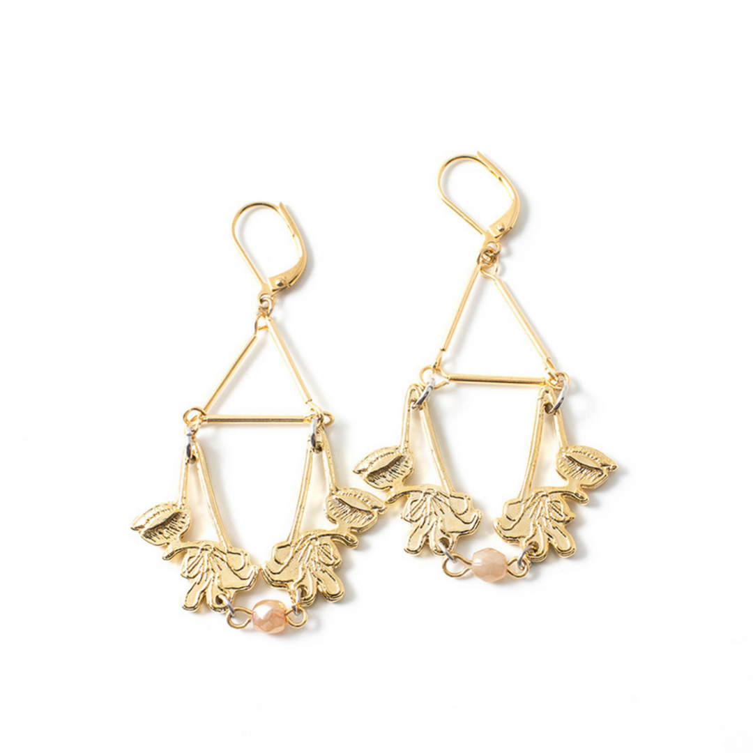 Boucles d'oreilles Anne-Marie Chagnon dorées avec triangle suspendu et motif de fleurs avec perle au bout