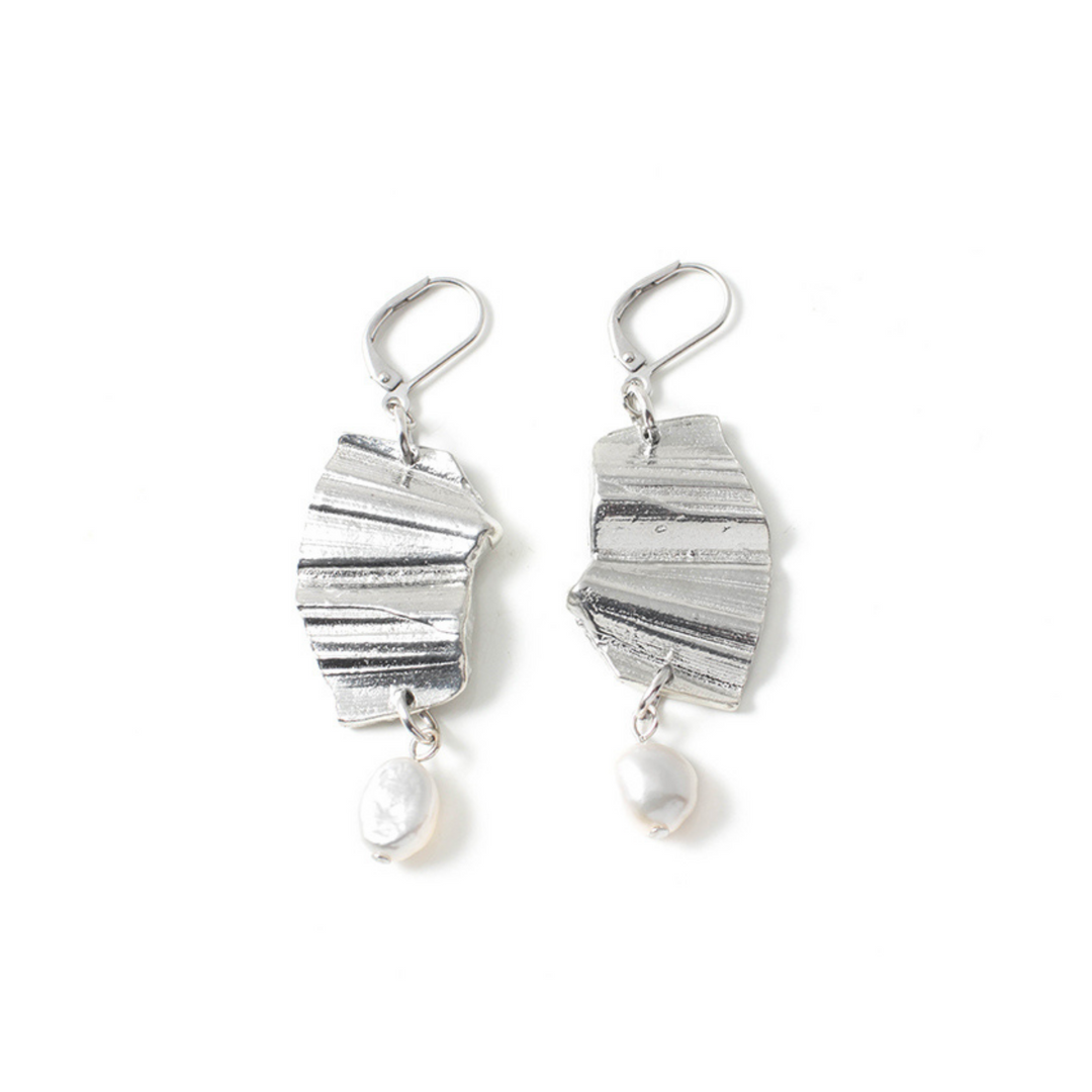 Boucles d'oreilles Anne-Marie Chagnon en étain de forme abstraite avec perle au bout
