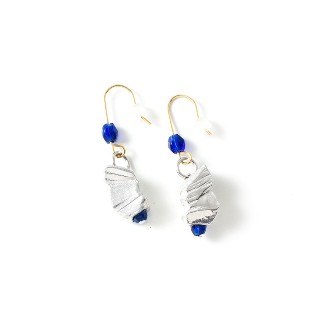 Boucles d'oreilles Anne-Marie Chagnon en étain avec pierres bleues et crochet doré