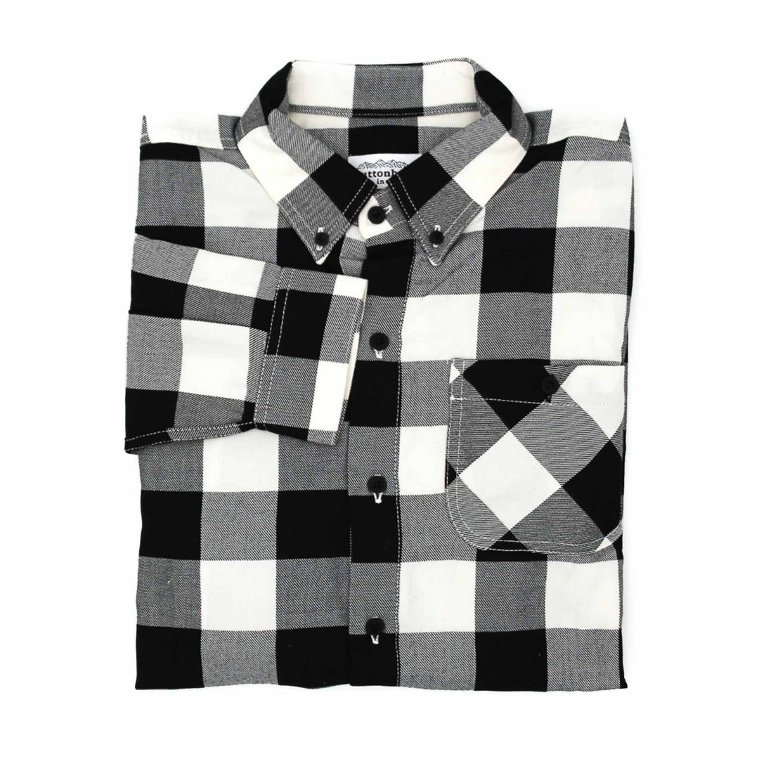 Chemise pliée à carreaux noire et blanche avec la manche repliée