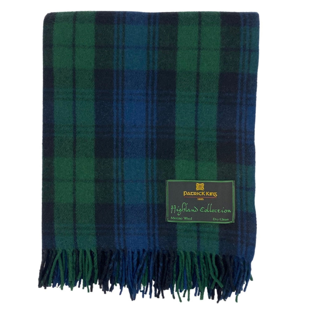 Lourde couverture de laine avec franges tartan couleur bleu et vert avec étiquette Patrick King au bas droit
