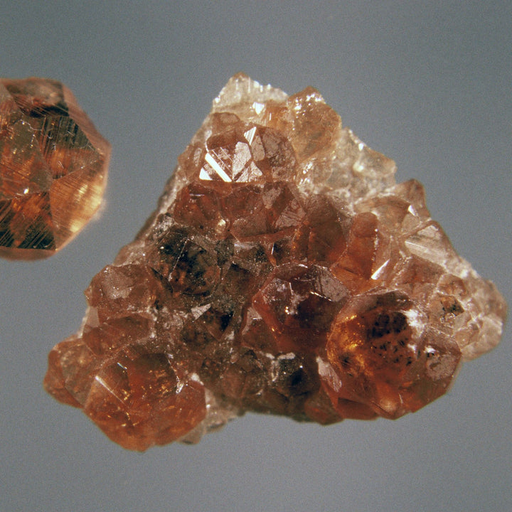 le grenat hessonite, pierre du québec de couleur orangé beige, vue de proche
