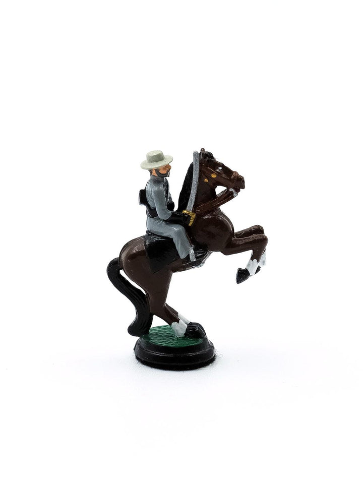 Piece Cavalier portant un uniforme gris sur un cheval brun et blanc vue de cote